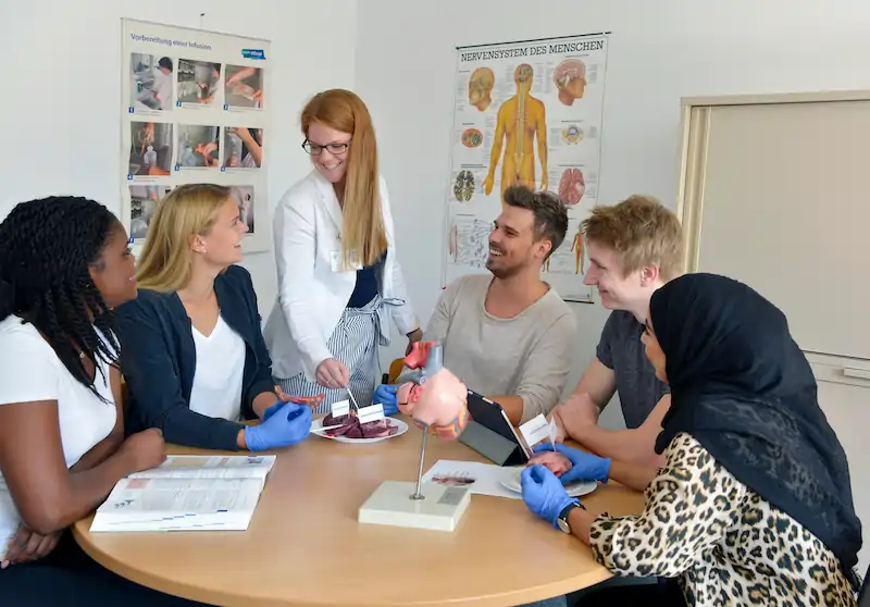 Theorie der Ausbildung zu Pflegefachassistenz Theorie der Ausbildung zu Pflegefachassistenz